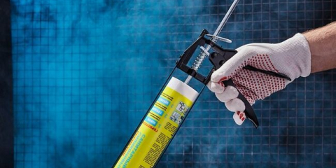 Jak uzavřít mezeru mezi koupelnou a stěnou - možnosti